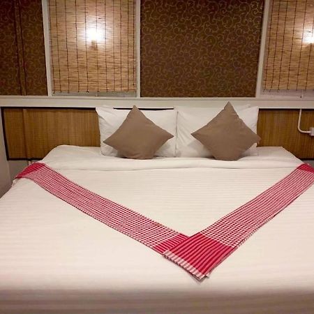 בנגקוק Thousand-Ten Thousand Hotel מראה חיצוני תמונה