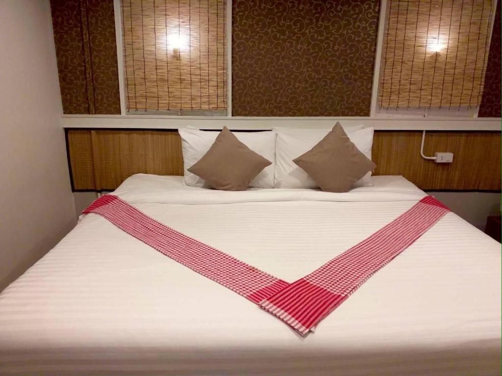 בנגקוק Thousand-Ten Thousand Hotel מראה חיצוני תמונה